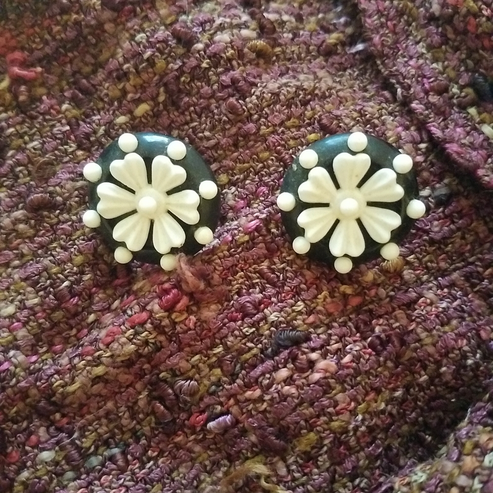 Adorable Vintage Flower Clip On Earrings